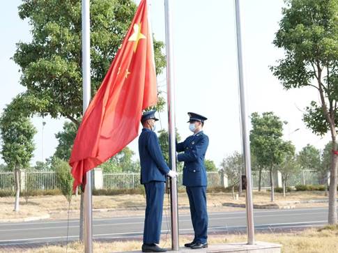 图片包含 户外, 男人, 草, 街道描述已自动生成